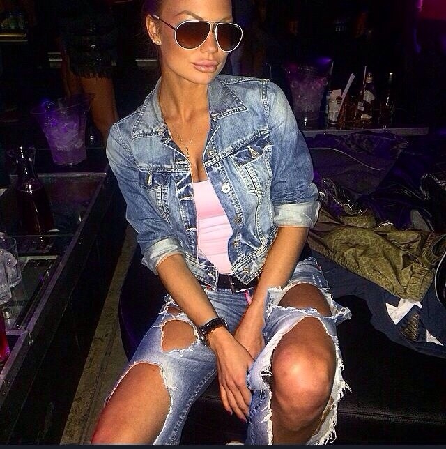 Воплощение соблазна и страсти. 💋
Мои услуги — погружение в беззаботный мир наслаждения: классический и эротический массаж, оральный и классический секс, ролевые игры и фетиш. Я всегда стремлюсь превзойти ожидания, и мои нежные руки и горячие губы способны дарить пик наслаждения.
Доверься мне, и я подарю тебе незабываемые ощущения, освежающие и дарящие эйфорию. Моя тайная личность и сексуальная аура покорят тебя с первого взгляда, открывая дверь в мир запретных фантазий.
Позволь себе освободиться от будничности и погрузиться в эстетику наслаждения. Мои горячие фото — подтверждение моего опыта и привлекательности. Живу в Москве, и могу легко организовать встречу в уютной гостинице или квартире. Воскреси огонь 🔥 своих желаний вместе со мной и получи истинное удовлетворение. 💖 Людка